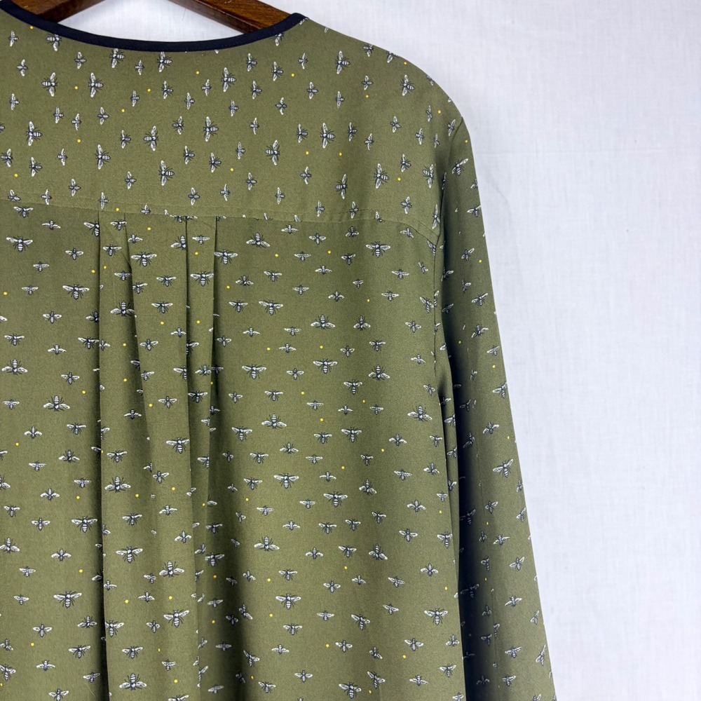 Libby Edelman Bee Print Blouse Olive Green Tassel Tie Split Neck Top Womens XL - Picture 2 of 13